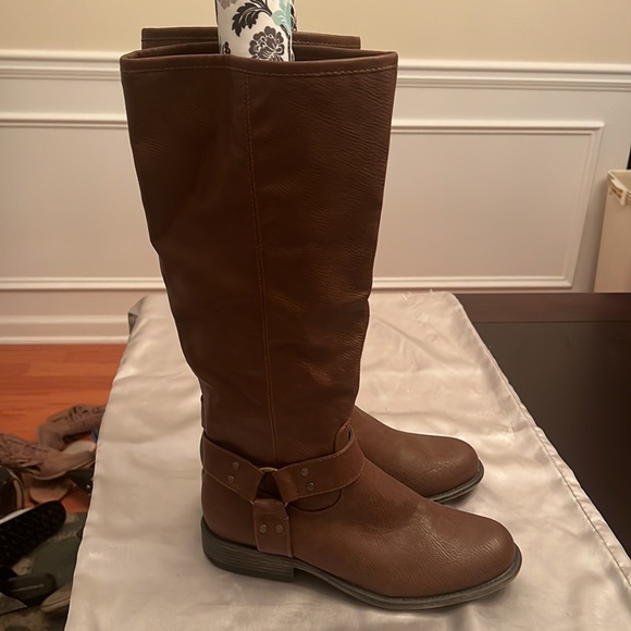 Unr8ed Size 10 Brown Boots with Buckles on Sides. - Picture 2 of 5